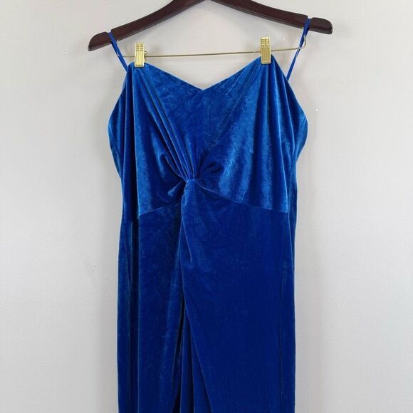 Liv Foster Velvet Strapless Gown 🗃️ - Picture 6 of 9